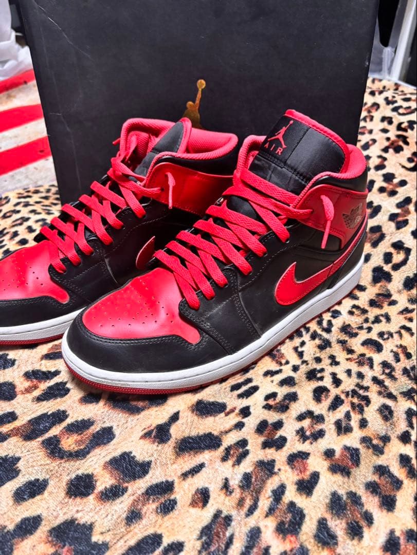 ナイキ　ジョーダン1 ミッド　ブレッド