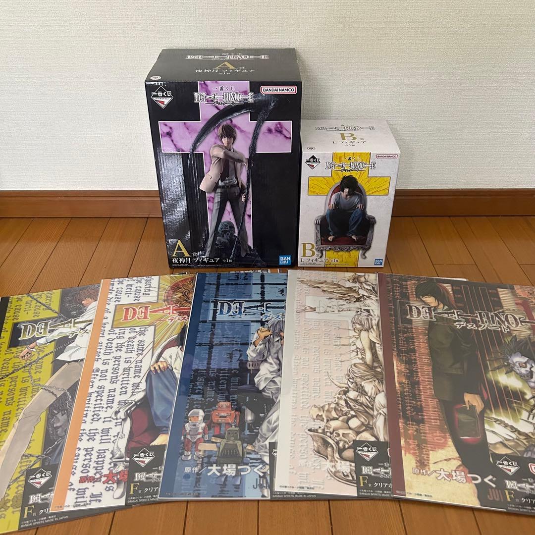 一番くじ DEATH NOTE A賞 B賞 夜神月 L クリアポスター付き デスノート』鎌を持つ“夜神月”、おなじみの座り方をする“L”が精巧な