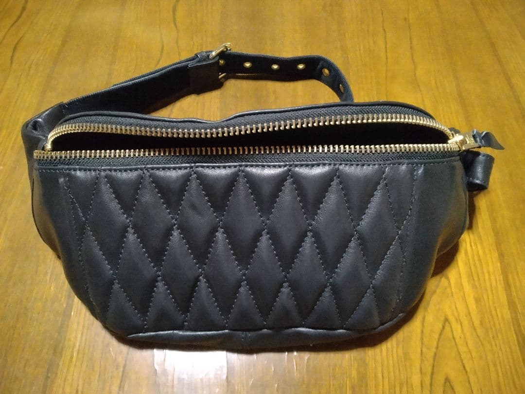 SCHOTTボディバッグ