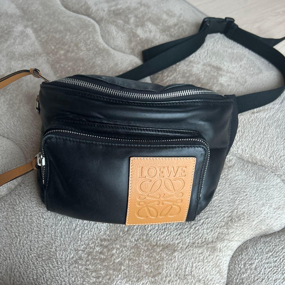 美品　LOEWE ブラックレザー ボディバッグ