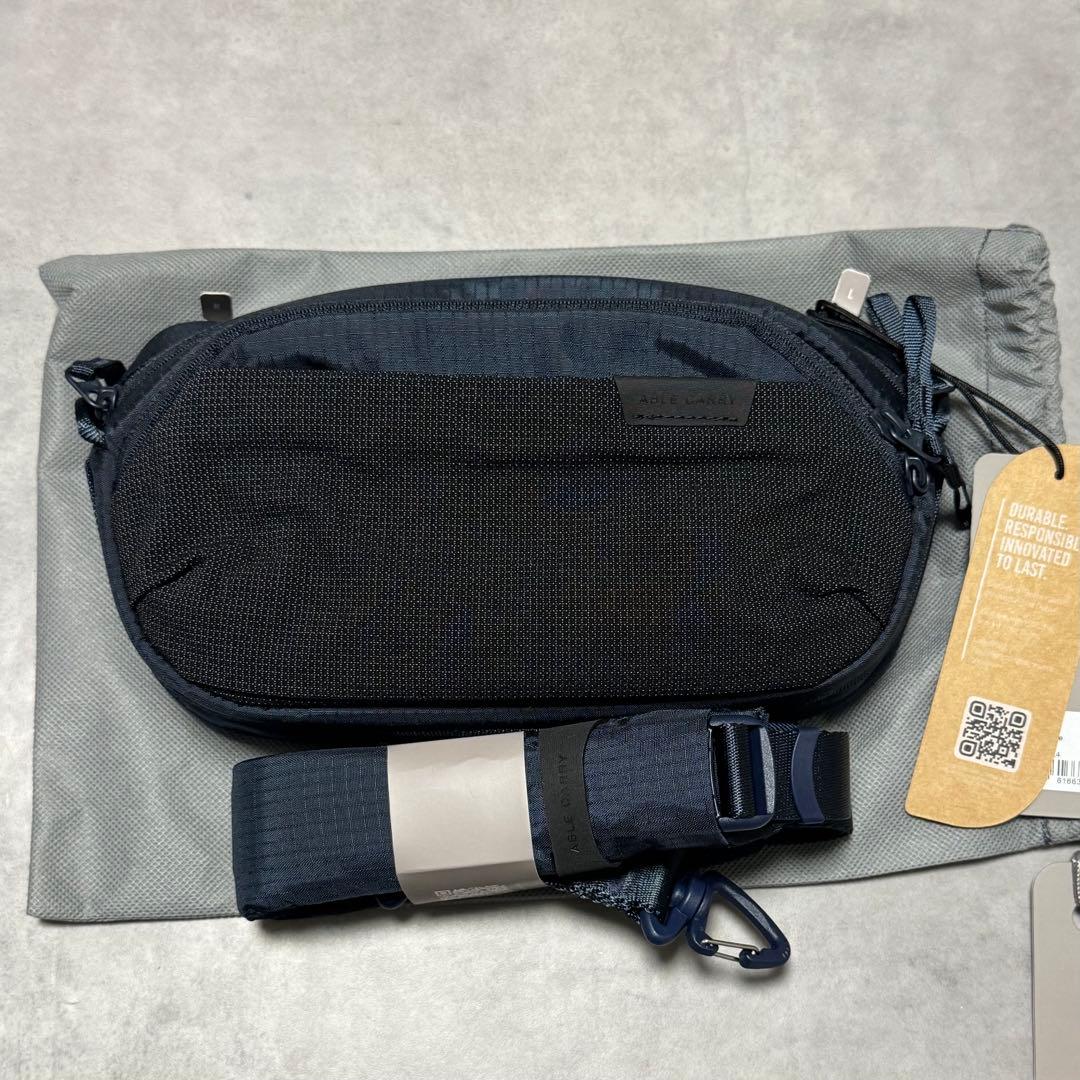 バッグ Able Carry Core Sling 2.5L Midnight Blue