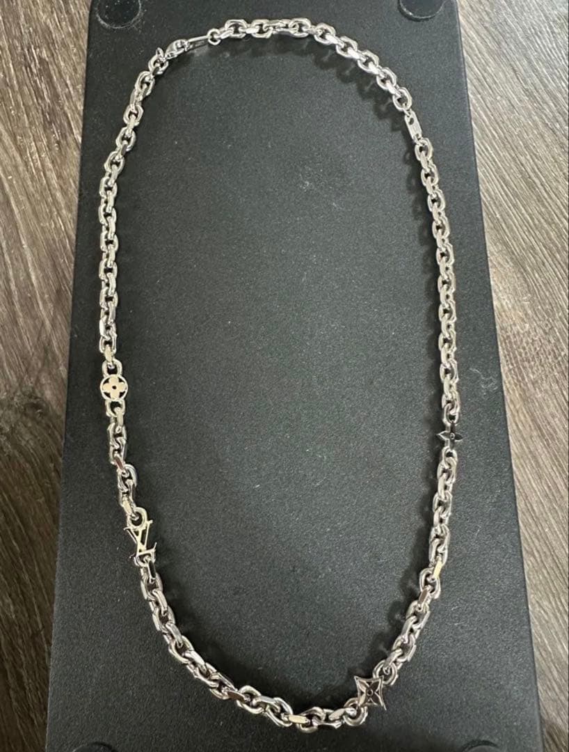 LOUIS VUITTON シルバーネックレス