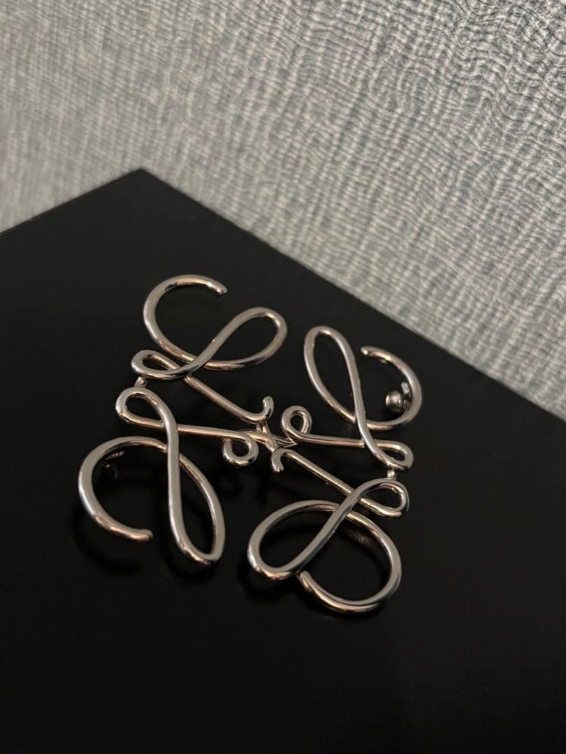 シルバー ロエベ　LOEWE ブローチ　修理必要 シルバー ロエベ LOEWE ブローチ 修理必要 - メルカリ