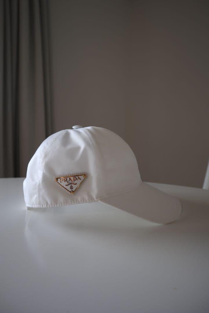 PRADA ホワイト ベースボールキャップ ホワイト（白）系 PRADA(プラダ) キャップ(メンズ) - ブランド通販のBUYMA