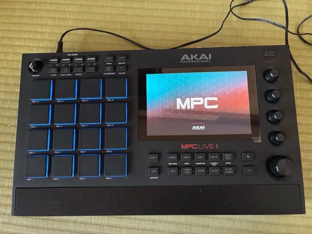 AKAI MPC Live 2 スピーカー付きサンプラー デジタル】AKAI Professionalの大人気サンプラー！「MPC LIVE 2」入荷