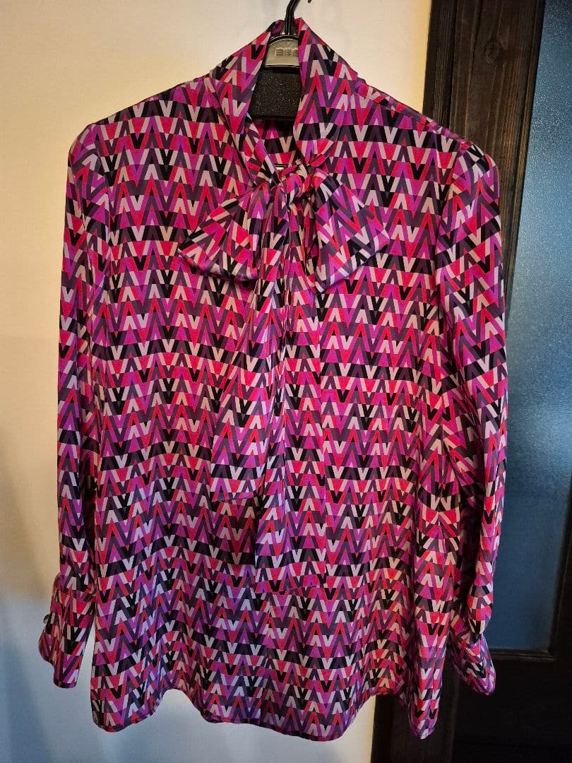 VALENTINO ピンク Vロゴ モノグラム ボウタイ ブラウス シルクの通販は