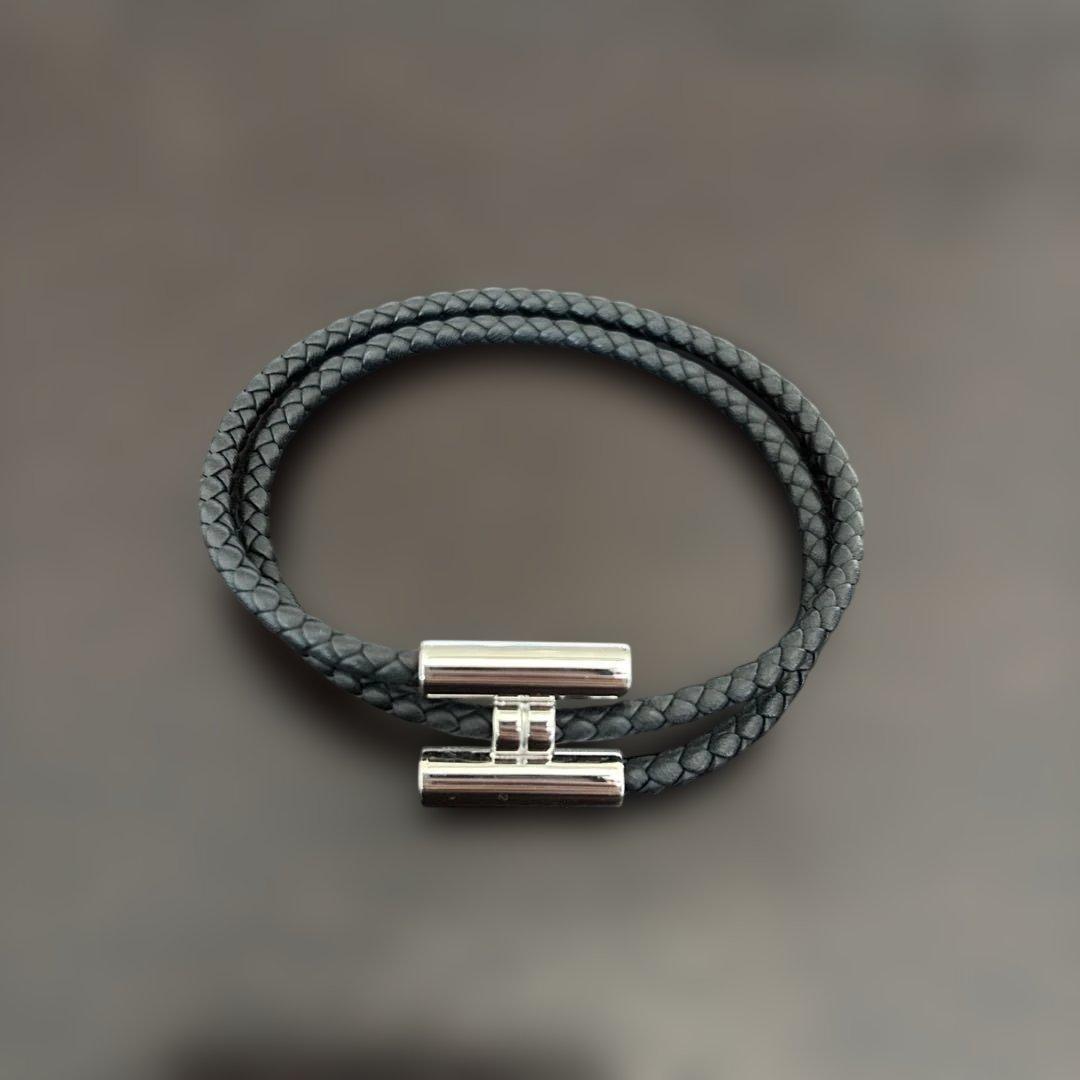 HERMES ブラックレザーブレスレット - メルカリ