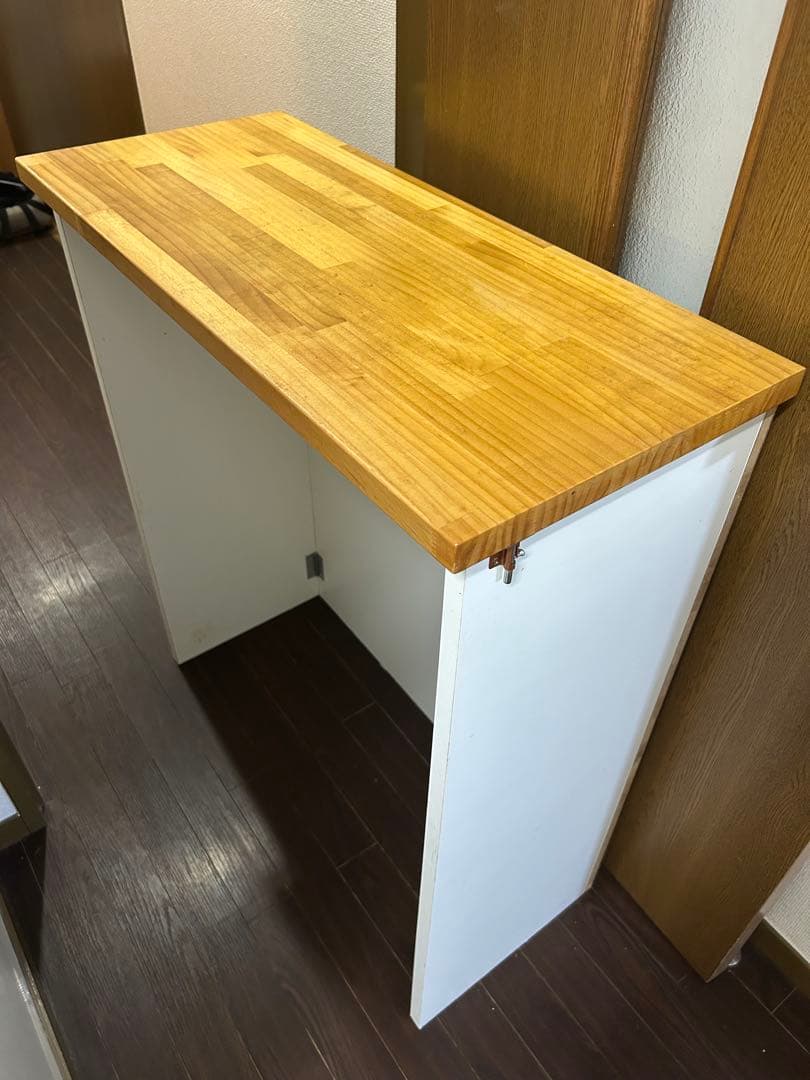 ナチュラルウッドのシンプルなカウンターテーブル