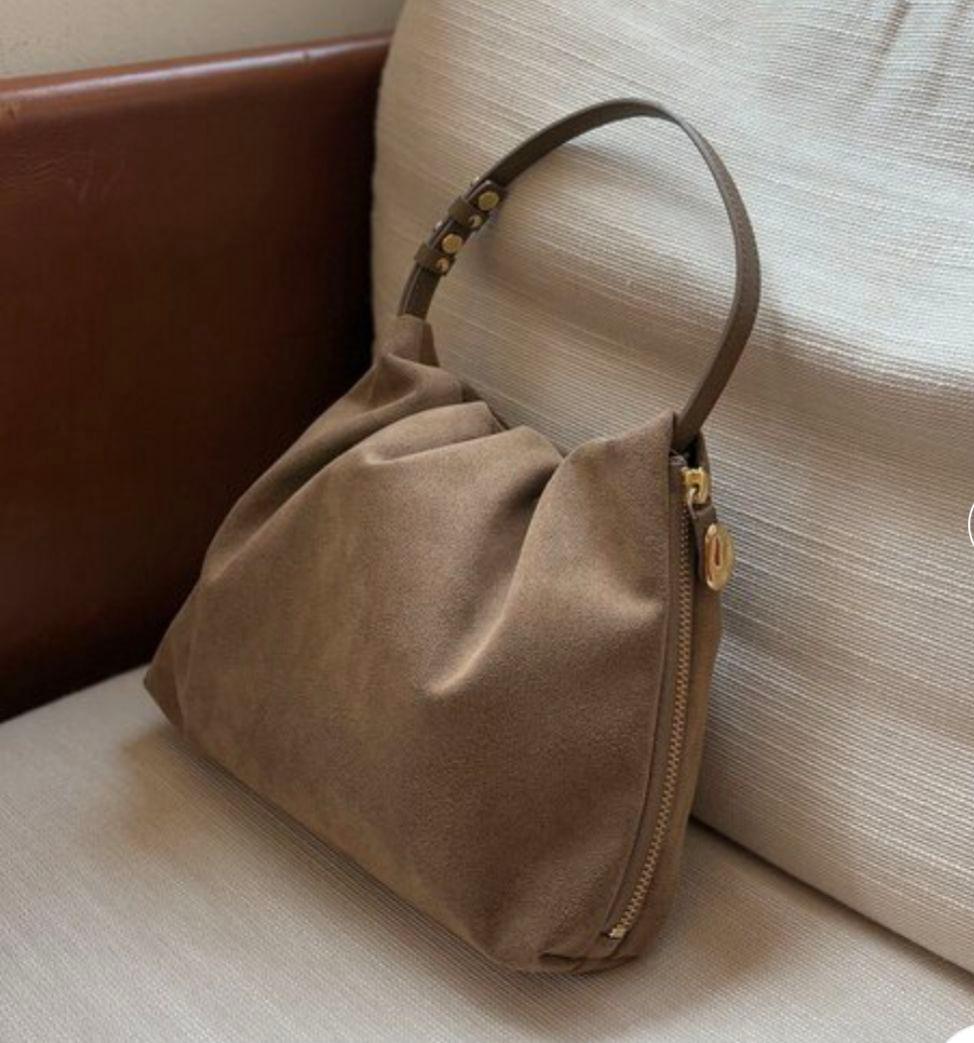 カプリシュレマージュ gemeil コラボスエードワンハンドルバッグ LE'MAGE×gemeilコラボ】スエードワンハンドルバッグ | ファッション