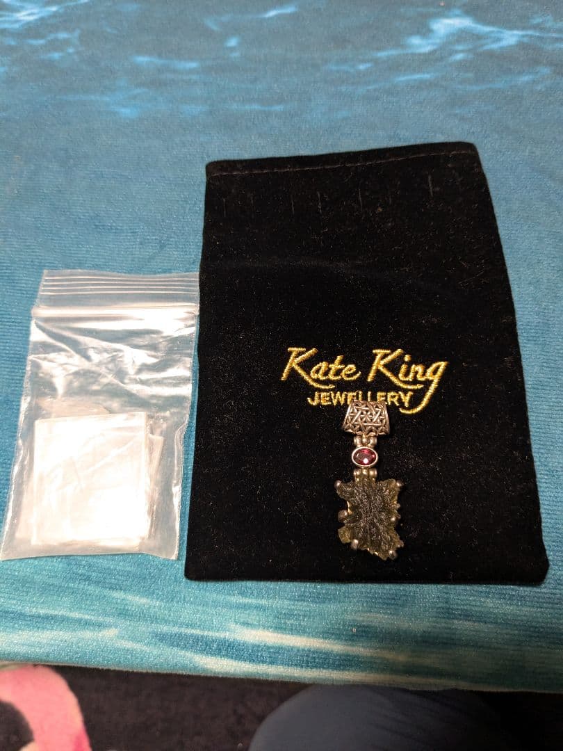 K*8様 Kate King 緑色ブローチ モルダバイト赤い石付き