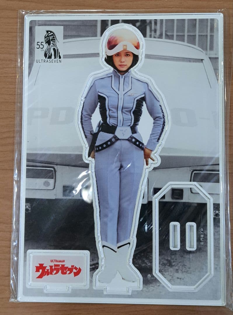 ウルトラ警備隊友里アンヌ隊員台座付きアクリルフィギュア　ひし美ゆり子氏サイン入り
