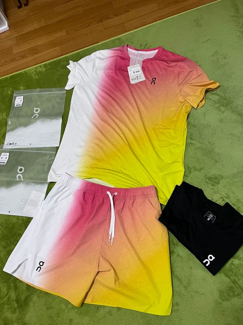 On オン　グラデーション Tシャツ & ショートパンツ セット　入手困難
