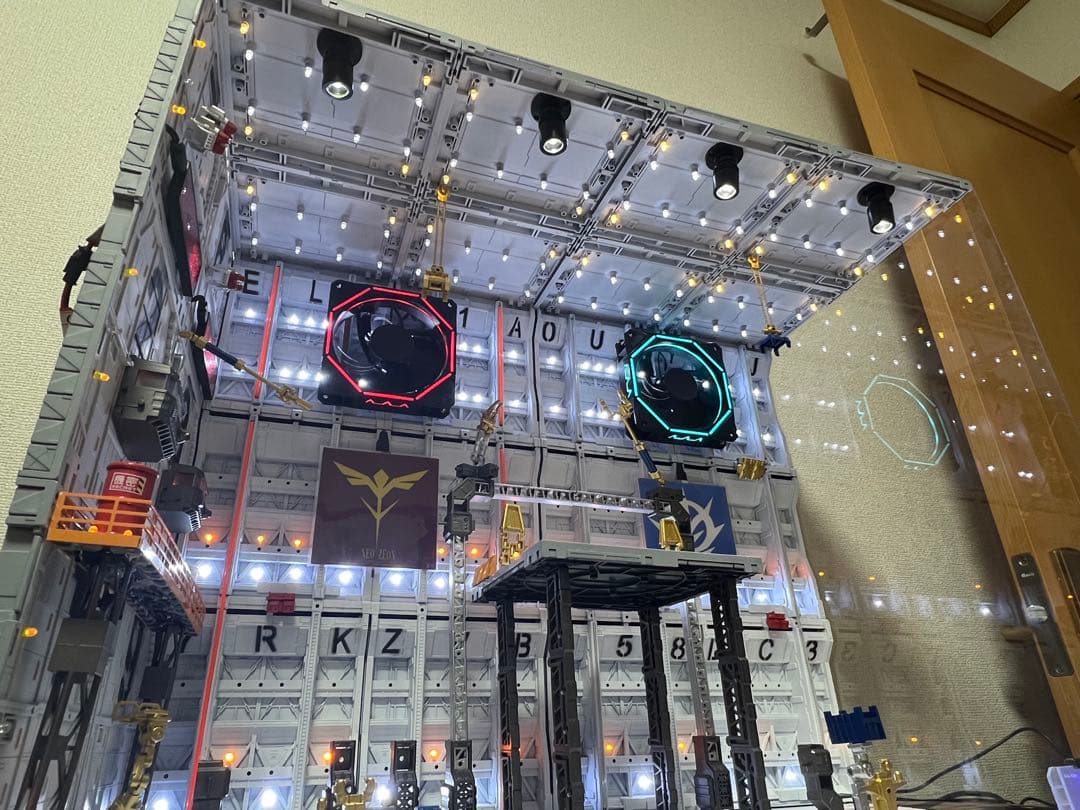 ガンダム システムベース 格納庫 基地　ホワイト　リモコン付き　ジオラマ作品