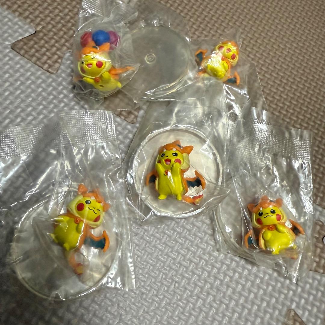 ポンチョを着たピカチュウ リザードンY フィギュア　セット