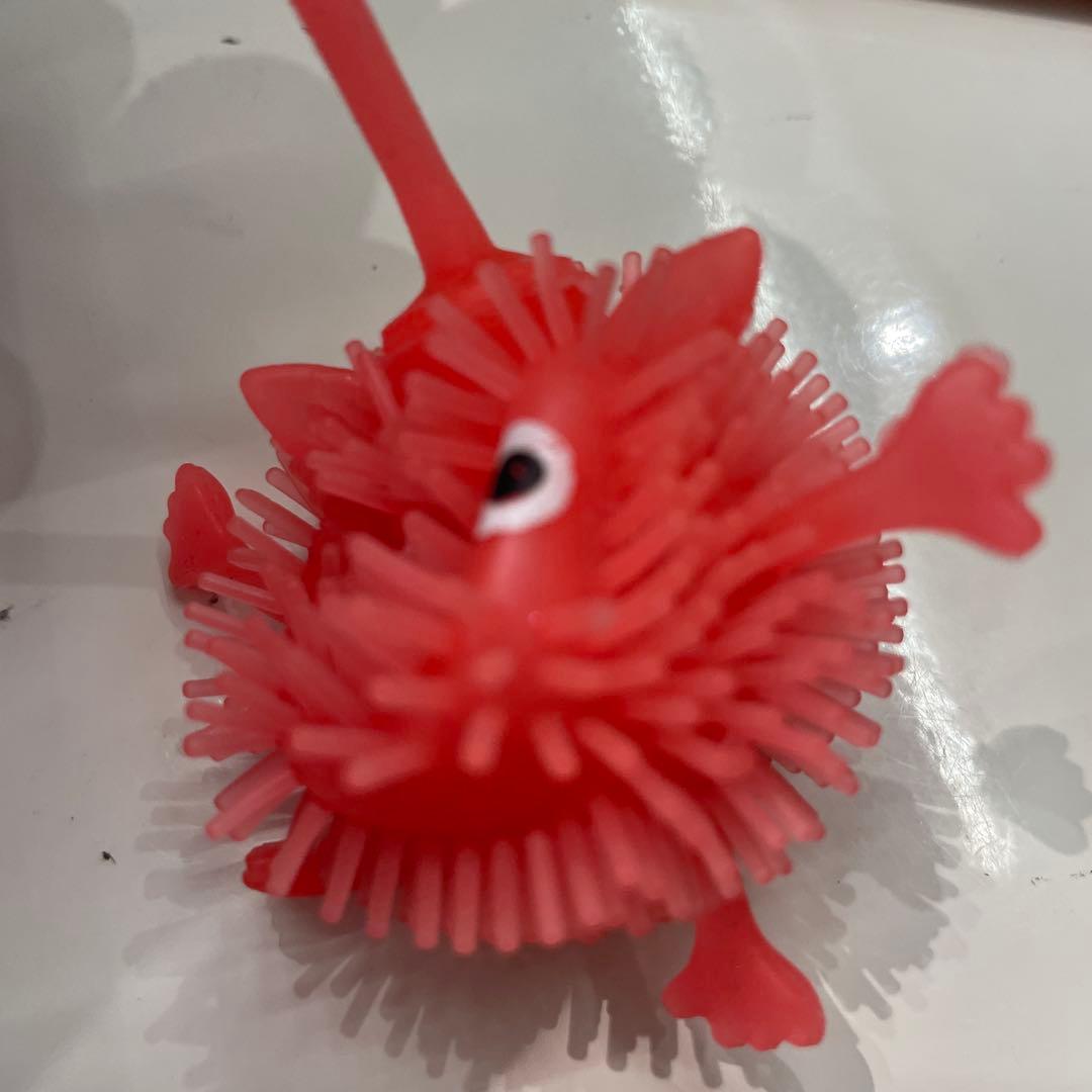 赤いトゲトゲフィギュア