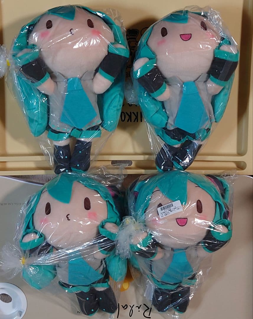 初音ミクシリーズ ふわぷち 寝そべりＭぬいぐるみ “初音ミク” 2種各2点セット