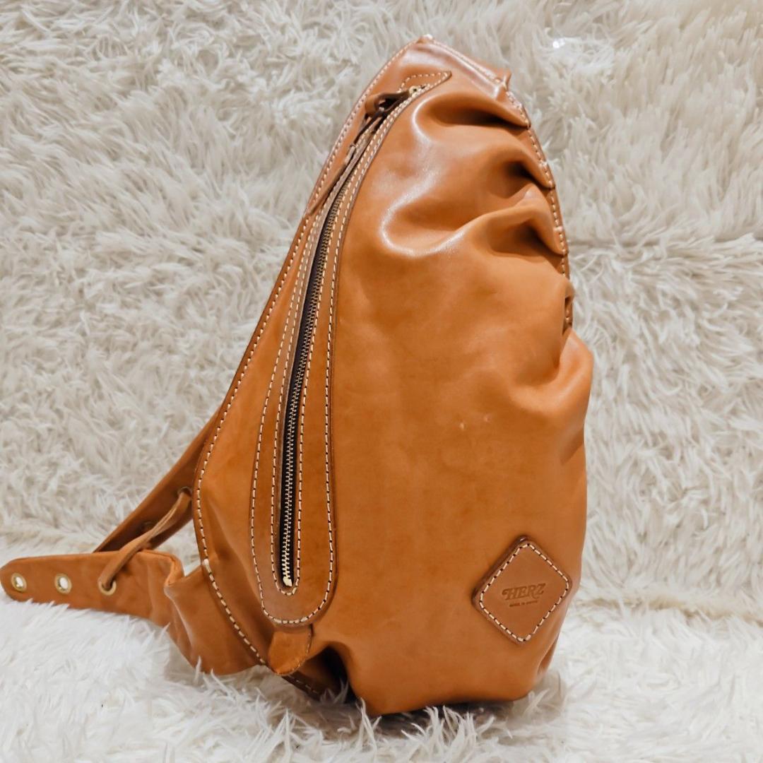 希少デザイン HERZ ヘルツ ボディバッグ ショルダーバッグ ロゴ型押し ボディバッグ初心者のスタッフが本気で使いたいものを選びます！｜革鞄