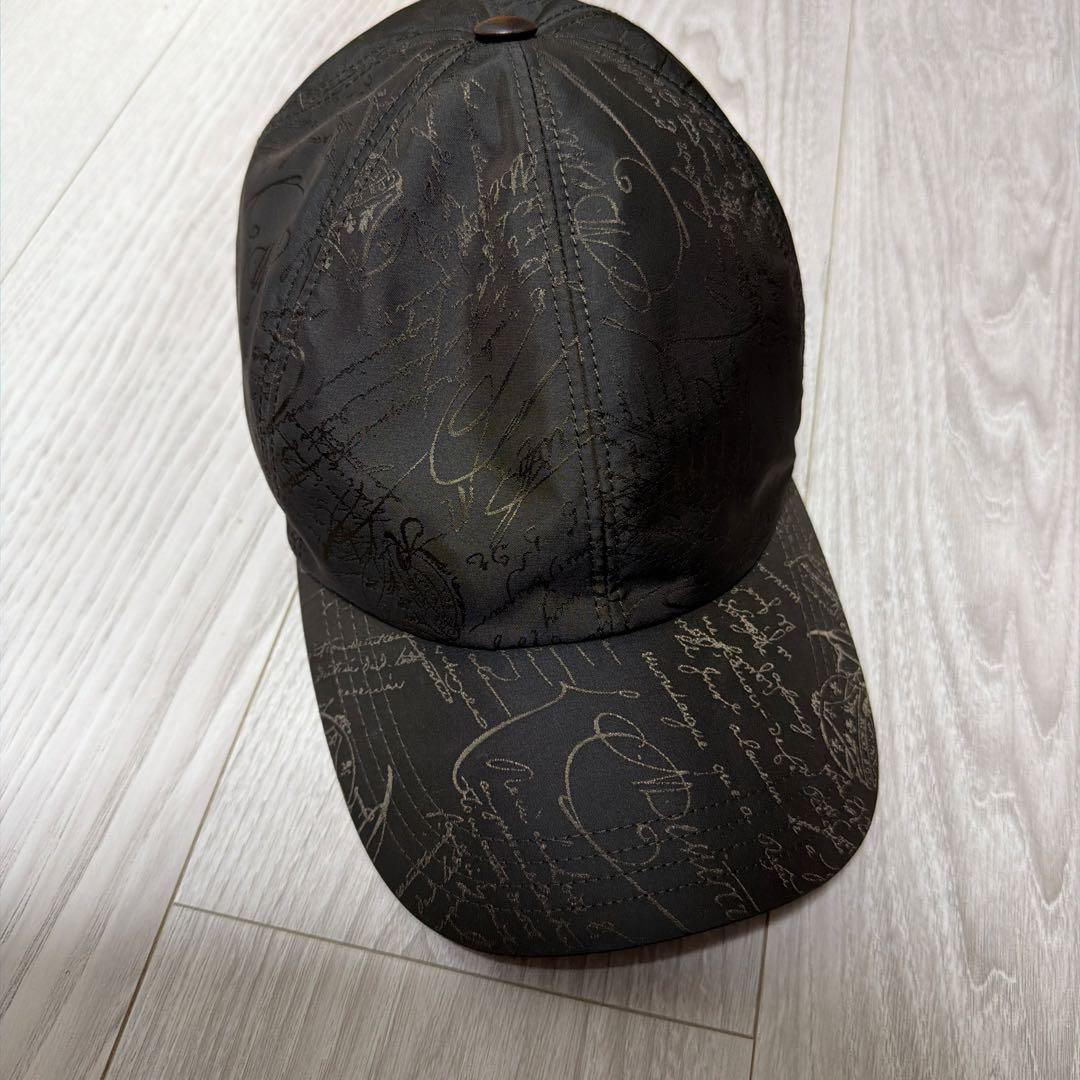 BERLUTI ブラック 文字柄 キャップ