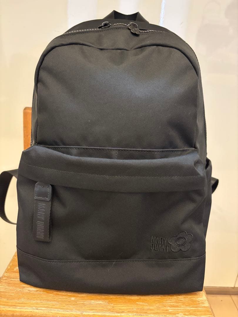 マリークワント　オールブラックシンプルロゴリュック MARY QUANT ONLINE SHOP｜マリークヮントオンラインショップ | MARY