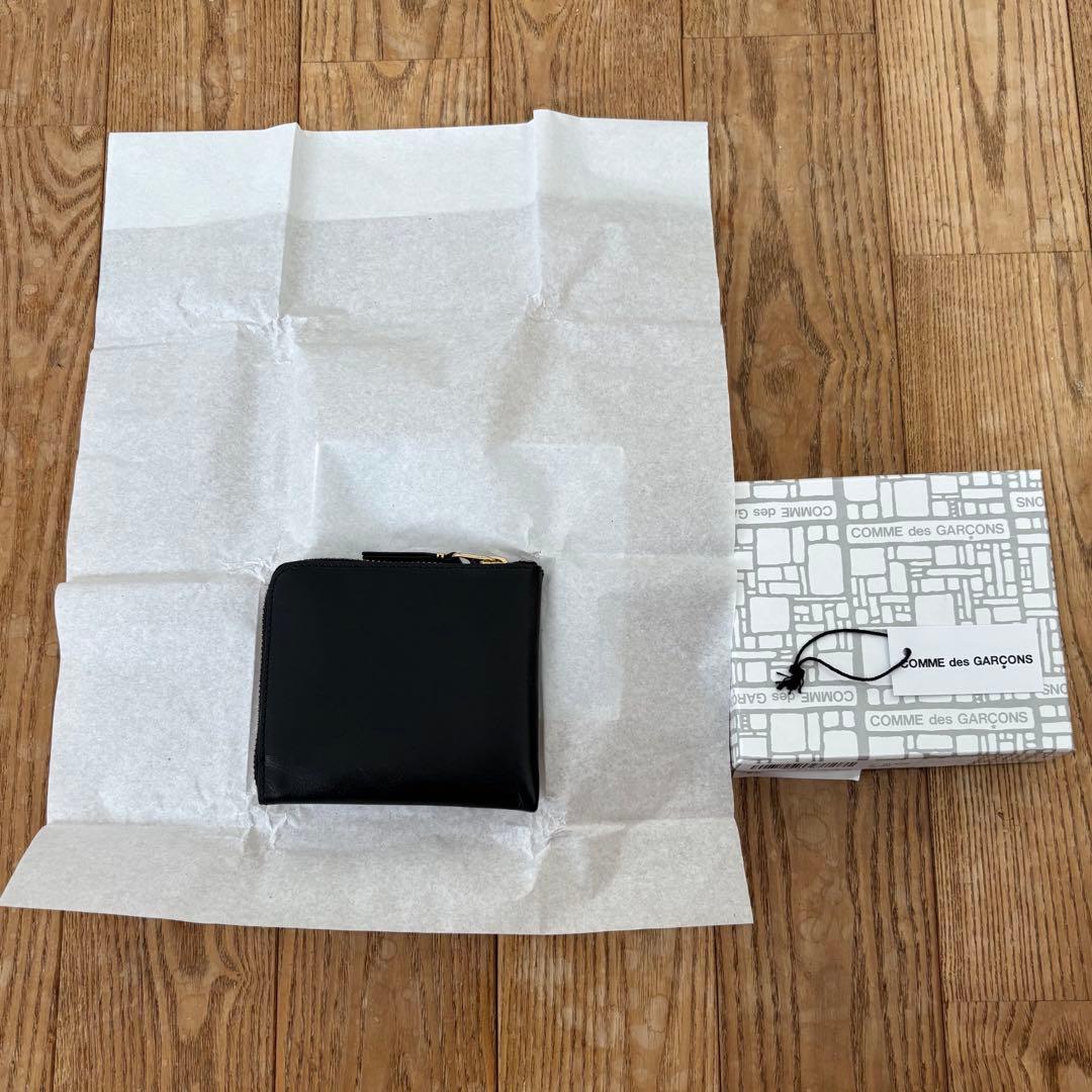 新品未使用　コムデギャルソン　ケース　財布 ウォレットコム デ ギャルソン新作、引き手に12個の金具とカラフルな