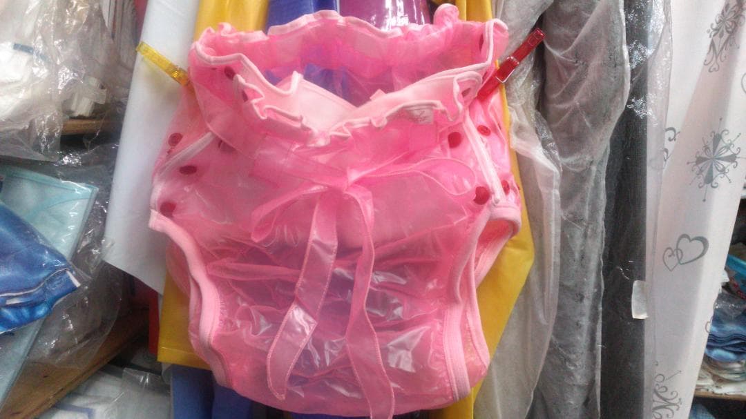 おむつカバー 光沢ピンク　塩化ビニール　MLの間サイズ　透ける　赤プラホック付