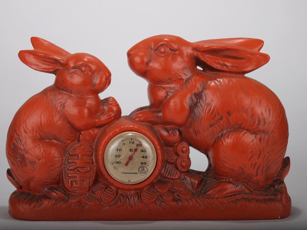 ウサギの置き時計　赤兎　縁起物<BR>  X760C12-5 大阪長生堂 うさぎ ウサギ 兎 卯 置物 陶器 彩絵ふく福お願いうさぎ