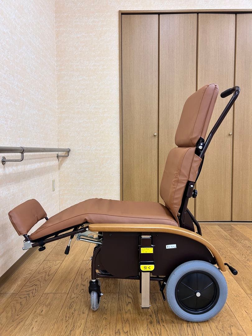 リクライニング機能付き介助用車椅子 ブラウン