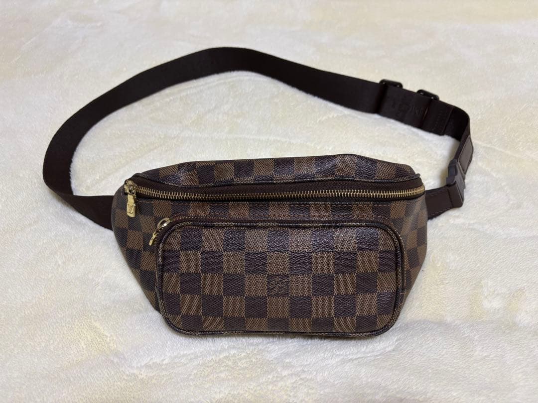ルイヴィトンのダミエ柄のボディバッグ・ウエストポーチ