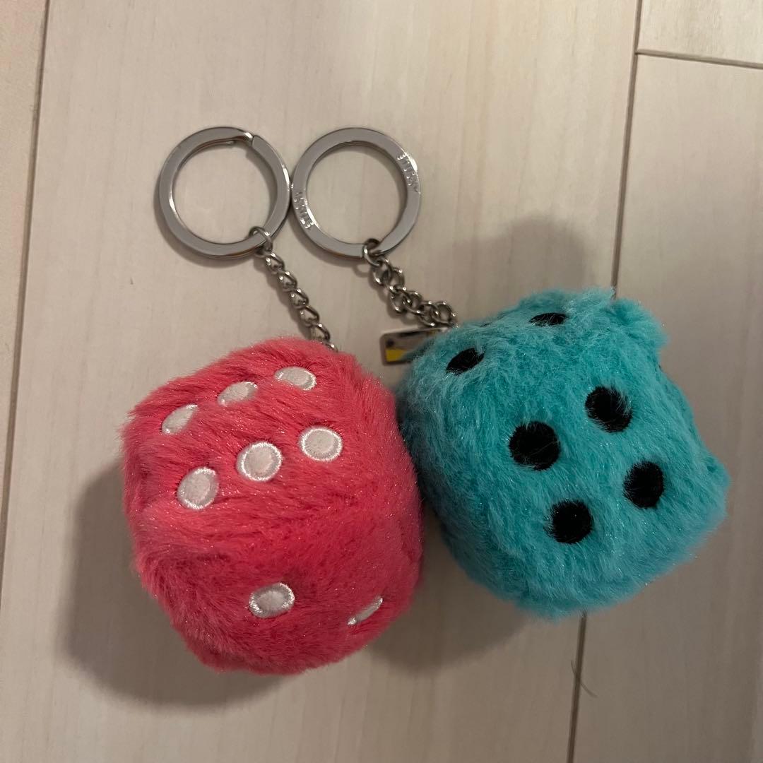 小物 stussy fuzzy dice keychain