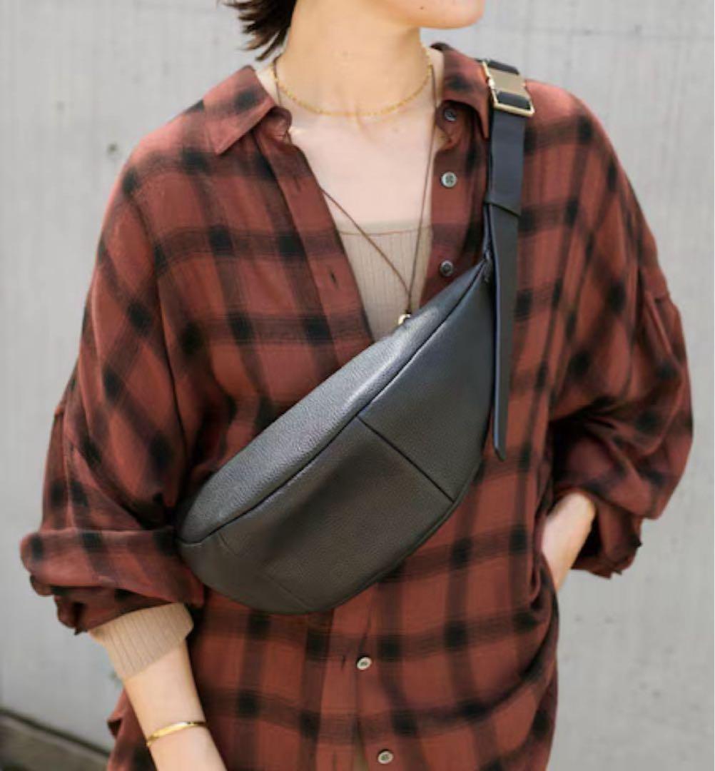 極美品✨RIVE DROITE カーブボディバッグ レザー　ブラック　リヴドロワ RIVE DROITE（リヴドロワ）の「カーブボディバッグ（ボディバッグ