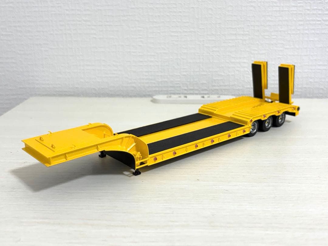 Dodge　1/50 3軸低床トレーラー自動あゆみ付　重機 建機 お馴染み16輪低床も新色です。 こちらは重機運搬用の自動あゆみ付き。