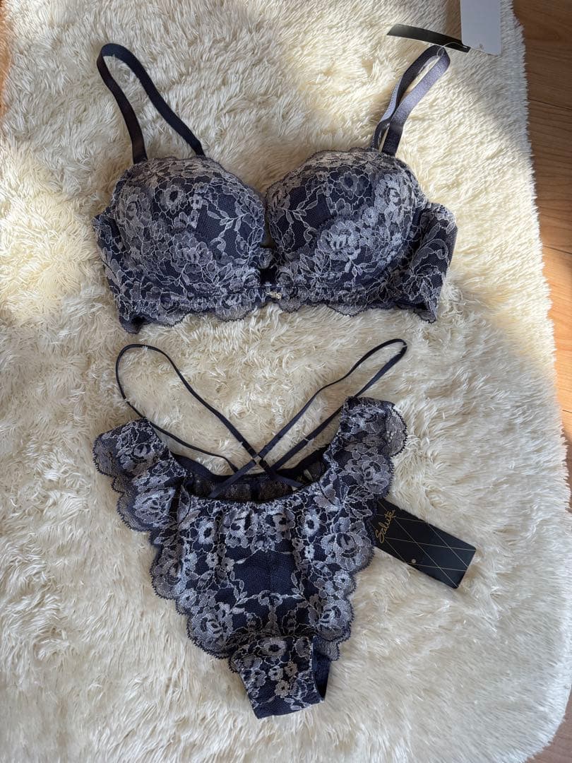 来週までお値下げ♡ サルート 20シリーズ リボンブラ 3/4 Tバックショーツ