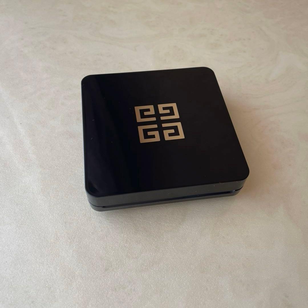 ジバンシイ　ソワンノワールUVコンパクト（日焼け止め）サンプル付き