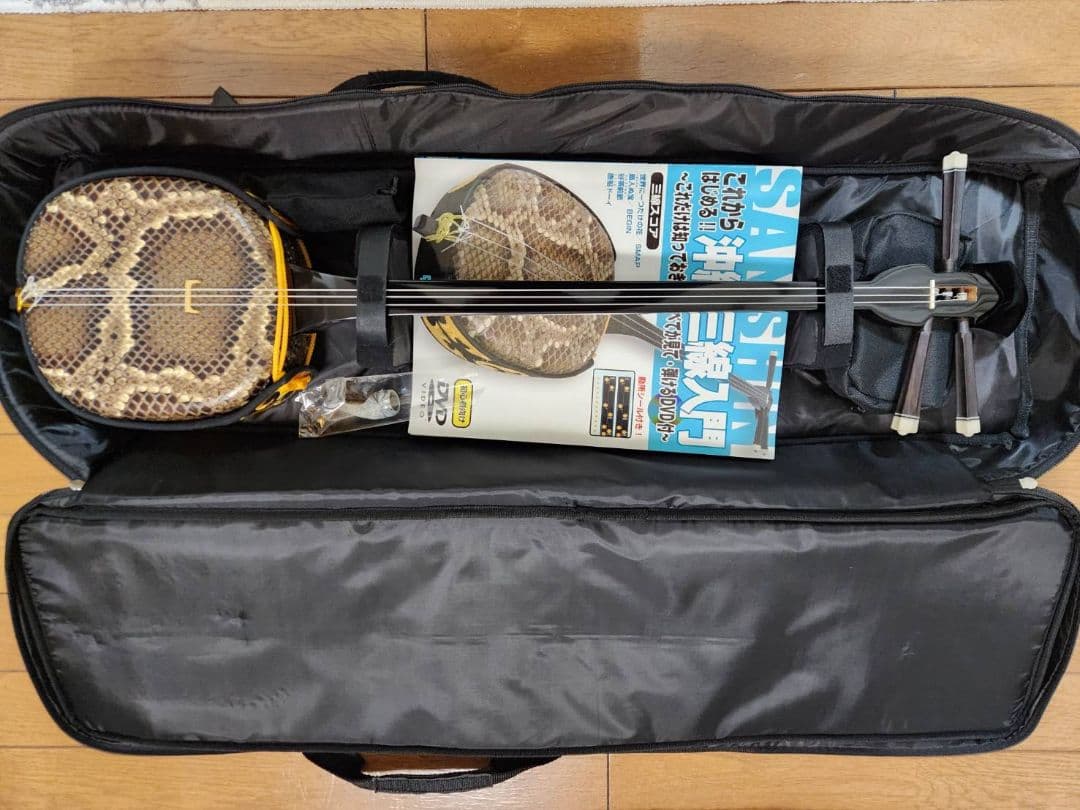 沖縄三線　ヘビ皮 ケース付き 極美品・すぐ始められる】沖縄三線 本蛇皮張り 付属品多数 ハード