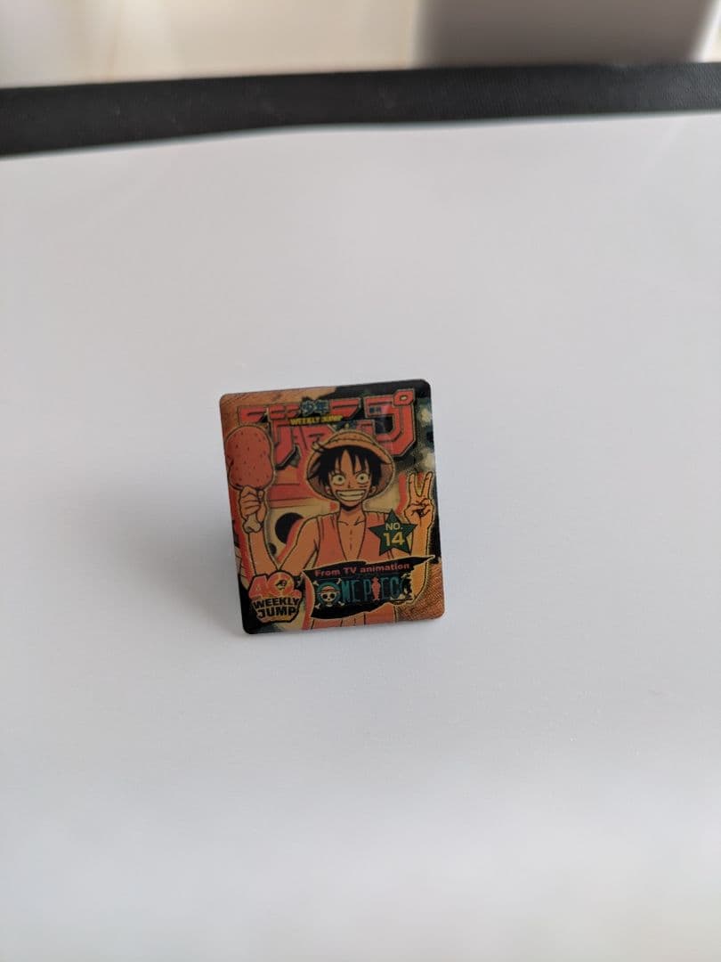 週間少年ジャンプ40周年　ワンピースコミック型ピンバッジ