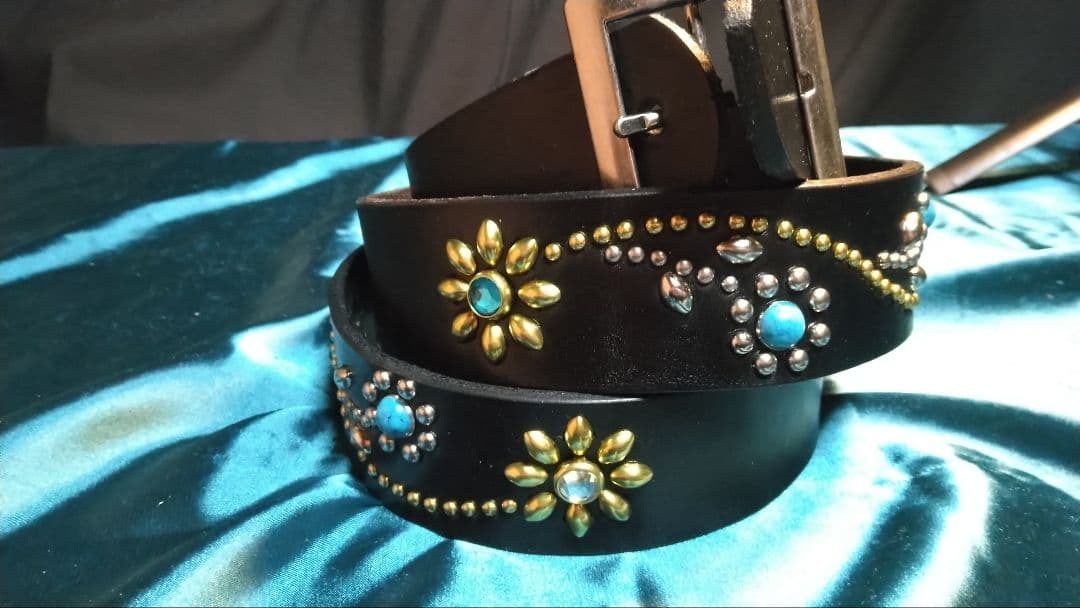 栃木レザーツタ＆フラワー　スタッズベルトブラック　ニッケル＆ブラス 栃木レザーツタ＆フラワースタッズベルト ブラス＆ニッケル その他