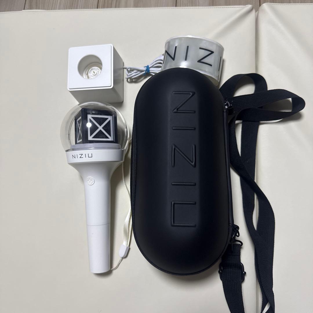 NIZIU ペンライト ホワイト 充電スタンド ケース　リストバンド付き