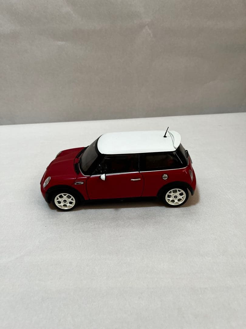 赤と白のミニクーパー　1/18 ミニカー、箱付き