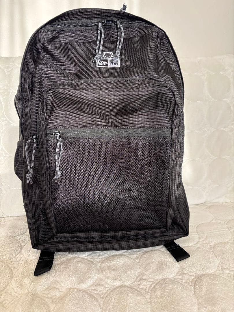 ファミリアNEW ERA コラボ　ブラック リュックサック コラボレーションロゴが初登場！ NEW ERA®ロゴからお顔を出したクマ