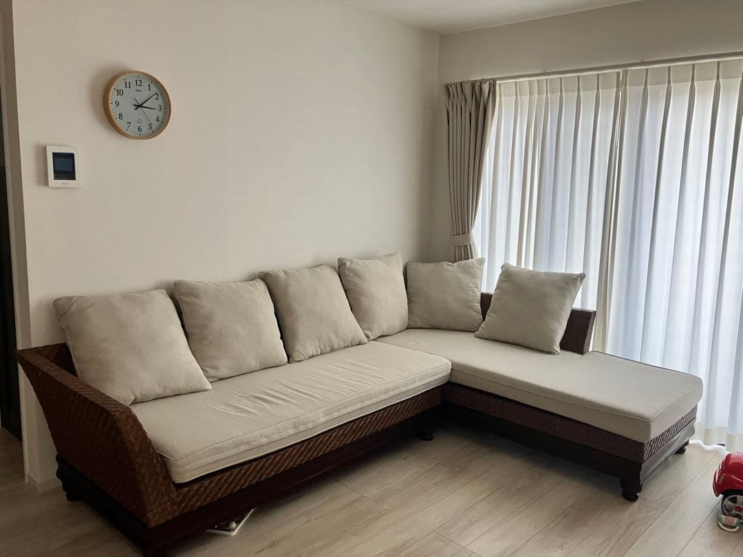 ②カジャ　ラタンカウチソファー　ベージュファブリック