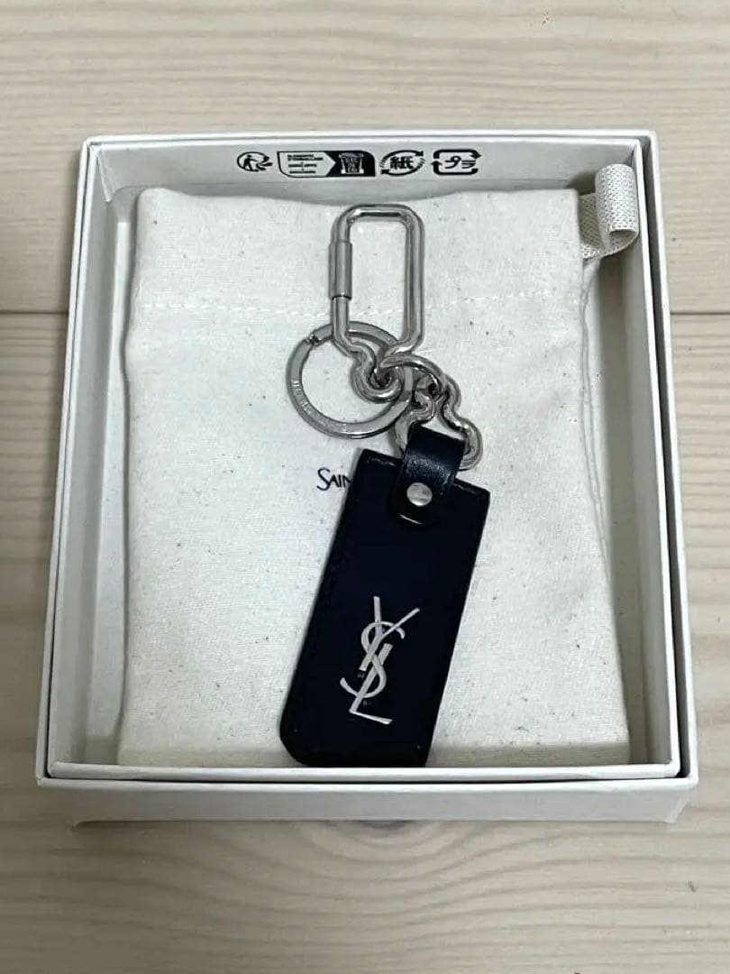 【美品、紙袋付き】SAINT LAURENT ブラックレザーキーホルダー