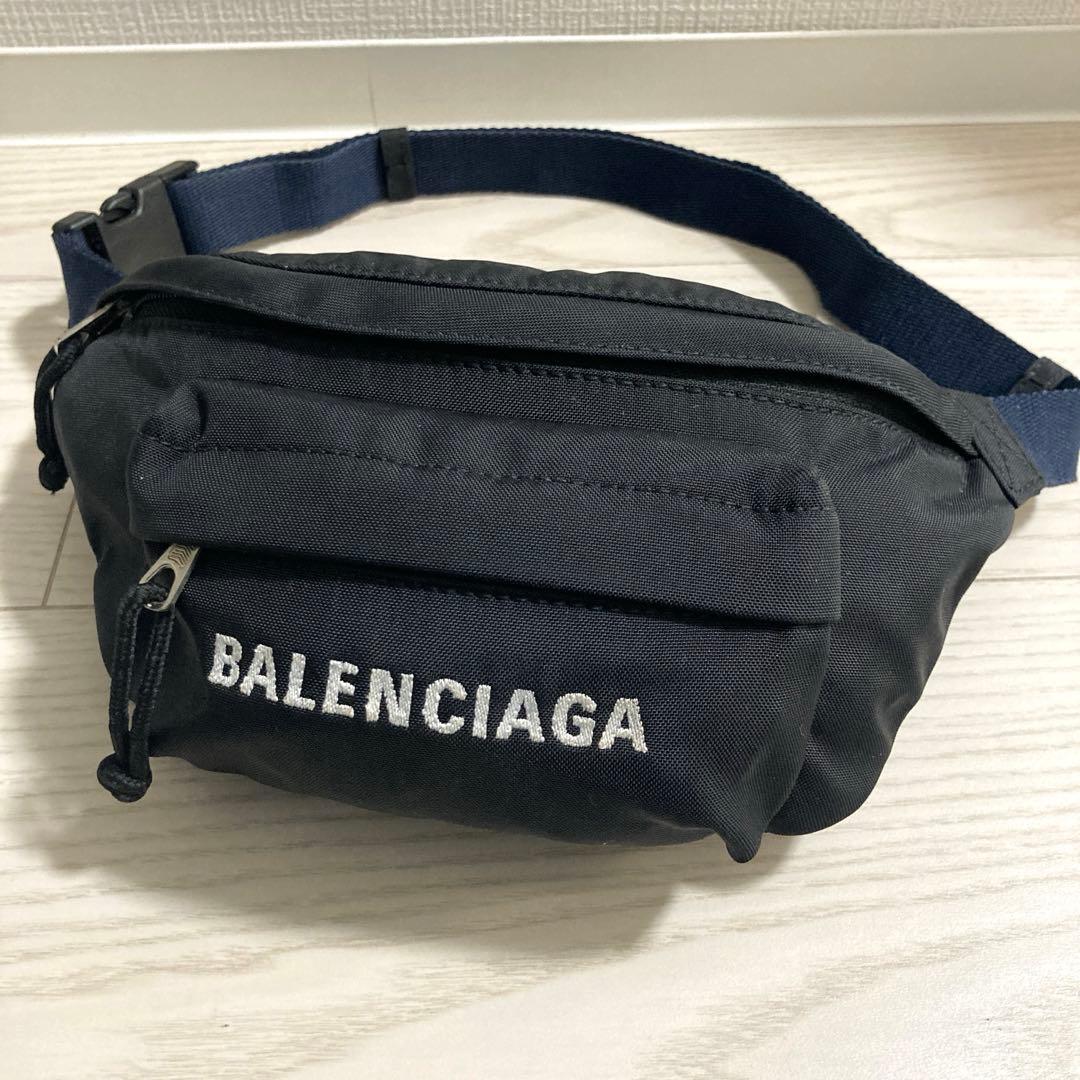 ✨未使用級✨BALENCIAGA　ウィール　ボディバッグ　ナイロン　デカロゴ　黒 BALENCIAGA（バレンシアガ） バッグ ボディバッグ ウィール ベルト