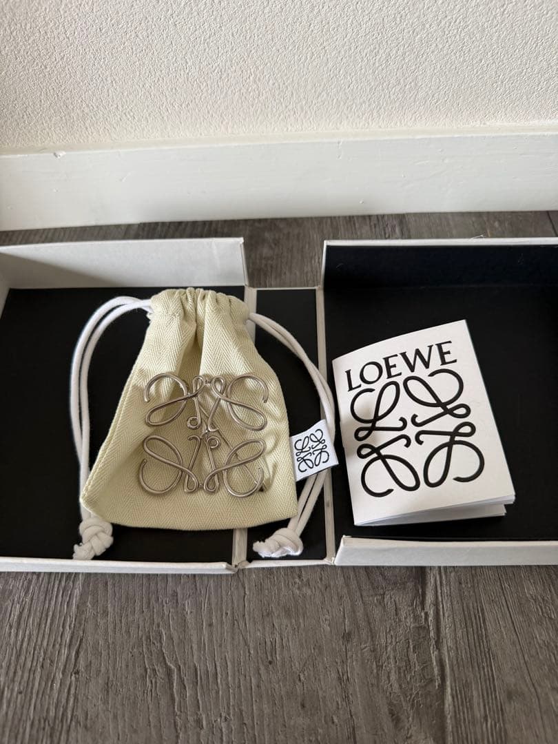 LOEWE ブローチ・コサージュ 巾着袋、箱付き