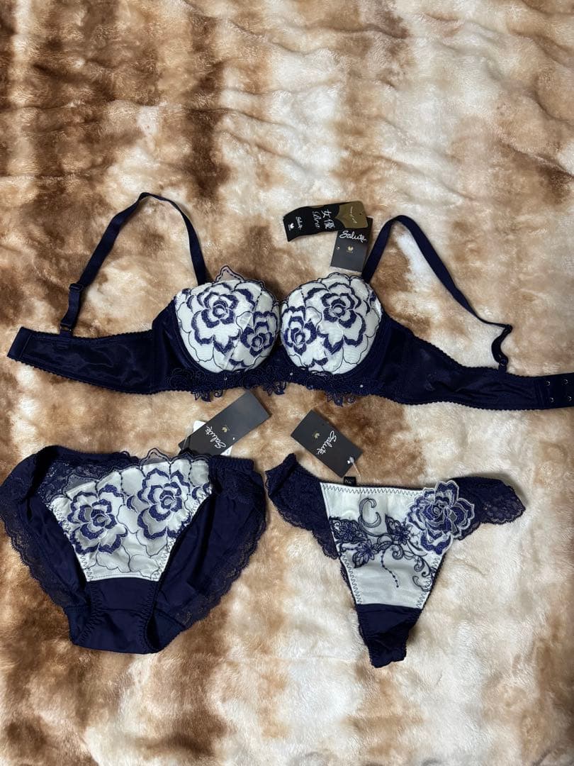 ワコールサルート未使用タグ付きネイビー 花柄ブラジャーショーツセットC70