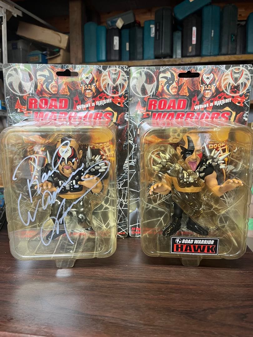 Road Warriors animal Hawk サイン入りフィギュア