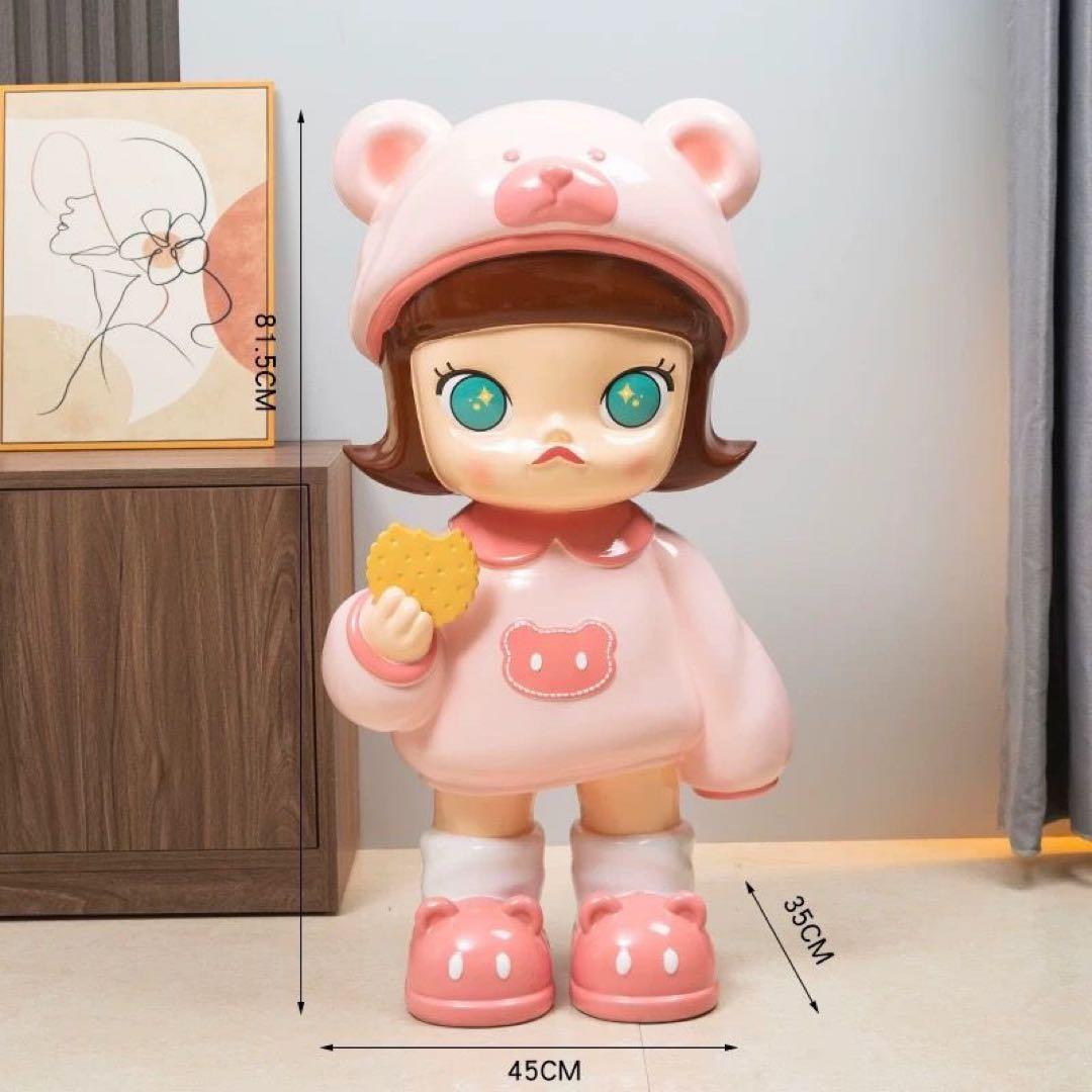 クマの帽子のピンクフィギュア