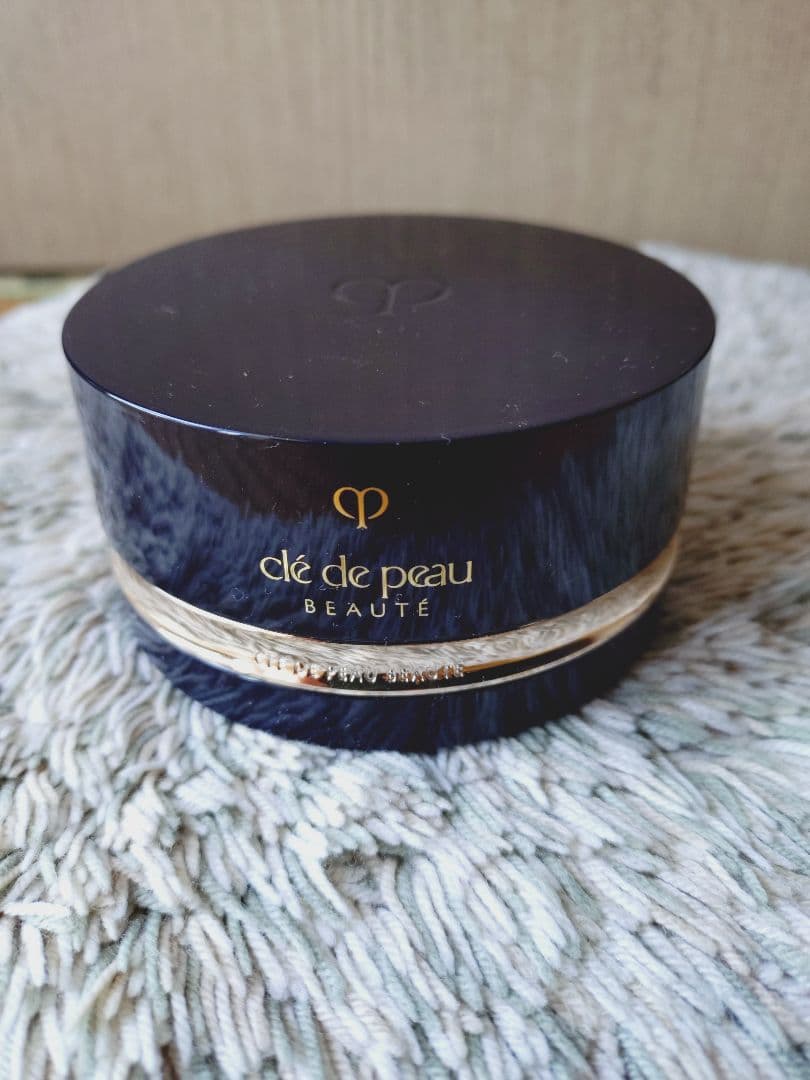 clé de peau フェイスパウダー 24g　ライト1 　1回使用　箱つき clé de peau BEAUTÉ（clé de peau BEAUTÉ） フェイスパウダーキット