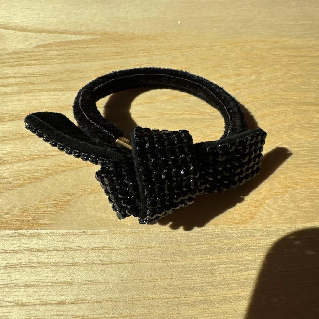 acca ビーズ装飾リボン付きヘアゴム ブラック