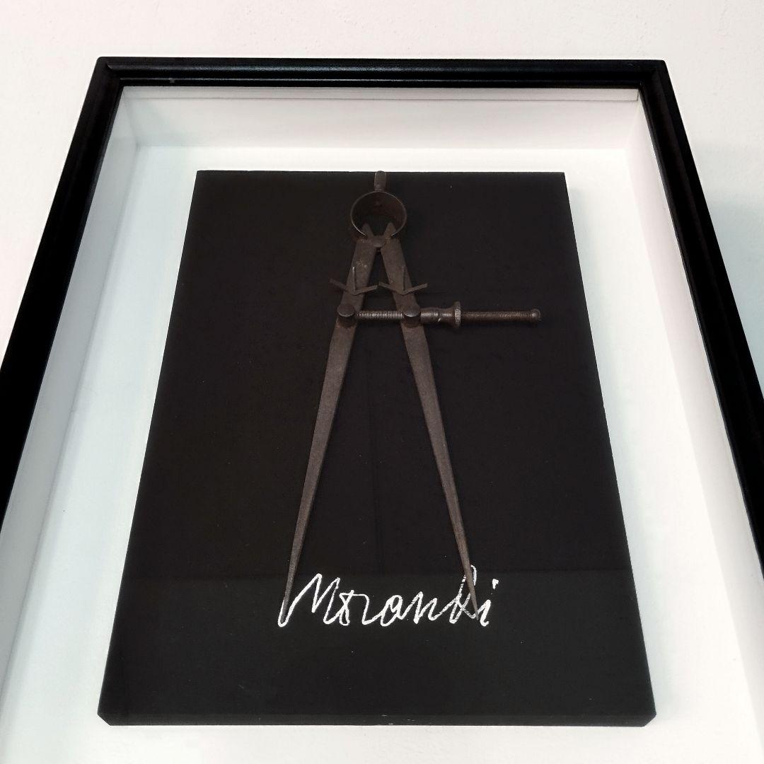 北川健次『計測されるモランディの白い文字Ⅱ』　立体作品 ミクストメディア