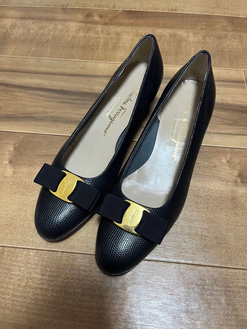 フェラガモ パンプス 黒 リボン ゴールド金具 8B イタリア製